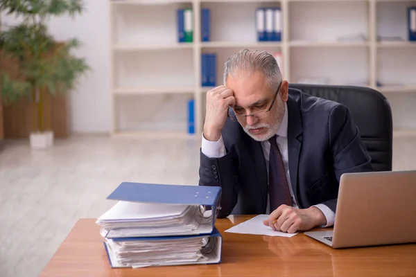 Alter männlicher Arbeitgeber und zu viel Arbeit im Büro — Stockfoto
