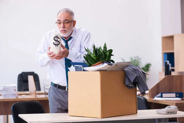 Ancien employé masculin licencié de son travail à la retraite concept — Photo