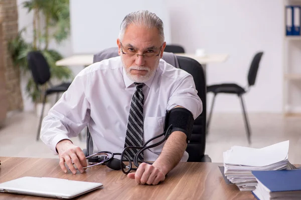 Dipendente di sesso maschile anziano che soffre sul posto di lavoro — Foto Stock