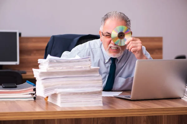 Alte männliche Angestellte und zu viel Arbeit im Büro — Stockfoto