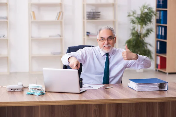 Gammal affärsman anställd i budgetplanering koncept — Stockfoto