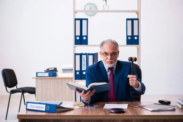 Έμπειρος άντρας δικαστής που κάθεται στο γραφείο — Φωτογραφία Αρχείου