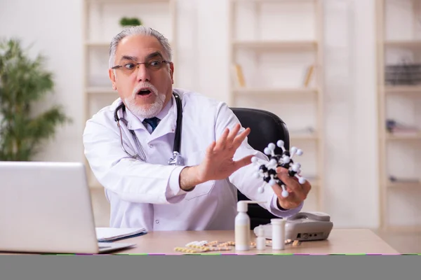 Ervaren mannelijke arts werkzaam in de kliniek — Stockfoto