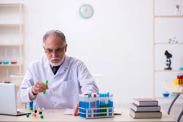 Homem velho químico que trabalha no laboratório — Fotografia de Stock