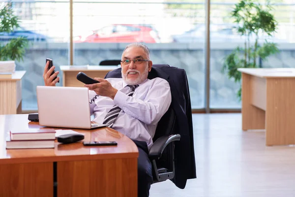 Old businessman employee working in the office — Stock Photo, Image