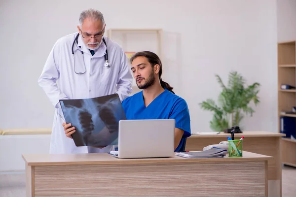 Dos médicos que trabajan en la clínica —  Fotos de Stock