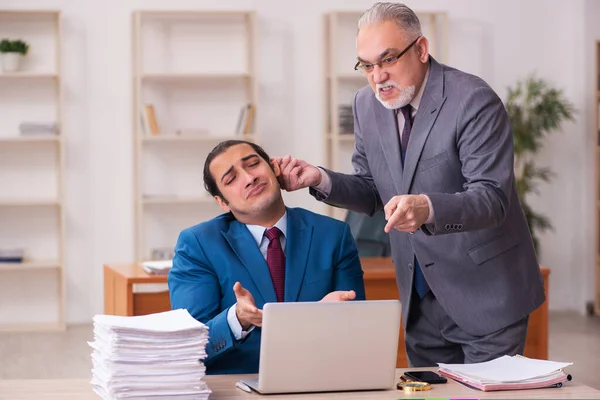 Deux employés travaillant dans le bureau — Photo