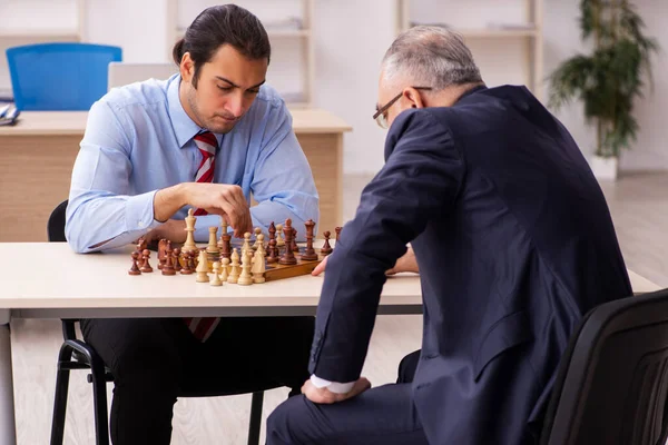 Dos hombres de negocios jugando ajedrez en la oficina — Foto de Stock