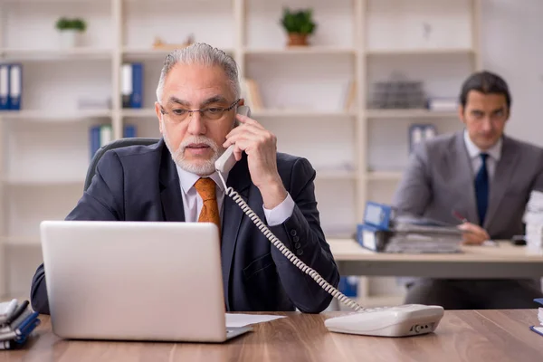 Due dipendenti seduti sul posto di lavoro — Foto Stock