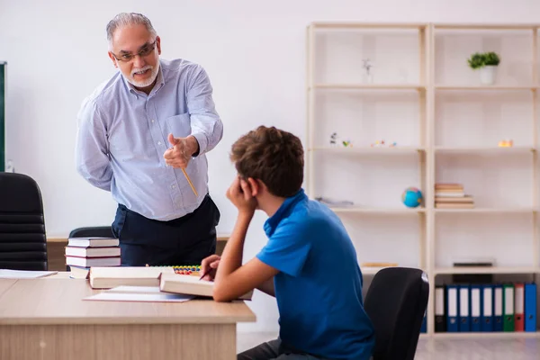 Viejo maestro y colegial en el aula — Foto de Stock