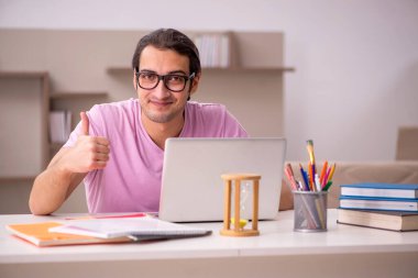 Zaman yönetimi konseptinde genç bir erkek öğrenci