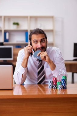 Kumar konseptinde genç bir erkek çalışan.