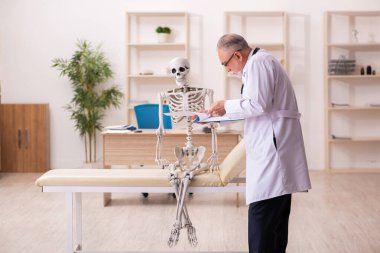 Ölü hasta yaşlı erkek doktoru ziyaret ediyor.