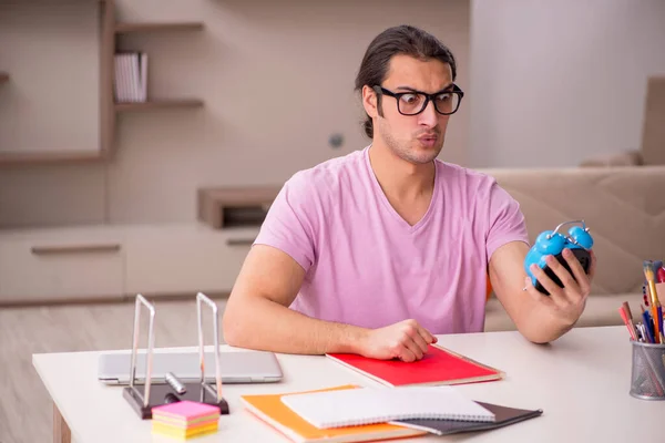 Joven estudiante masculino en concepto de gestión del tiempo — Foto de Stock