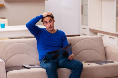 Evde acı çeken genç hasta adam.