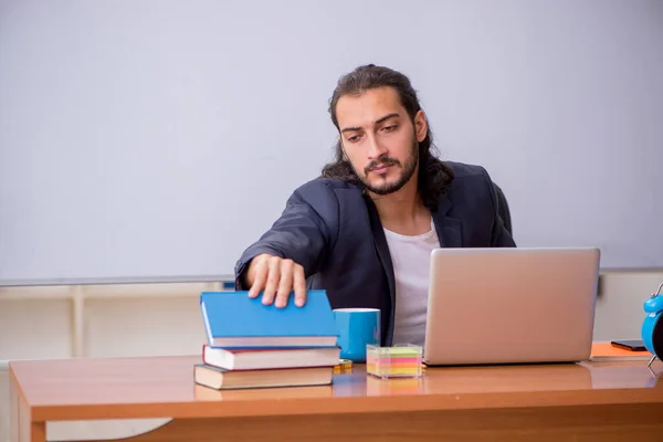 Jonge mannelijke leraar in de klas — Stockfoto