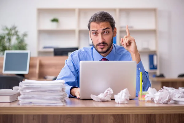 Joven empleado masculino en el concepto de lluvia de ideas — Foto de Stock