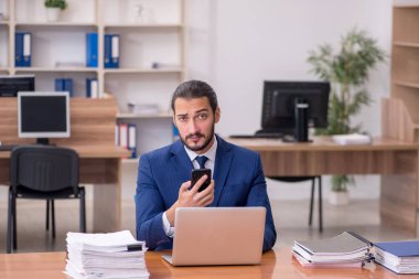 İş yerinde çalışan genç bir işadamı