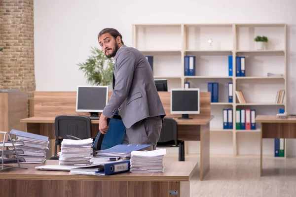 Ung affärsman anställd missnöjd med överdrivet arbete i — Stockfoto