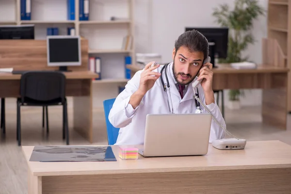 Jeune médecin masculin dans le concept de télémédecine — Photo