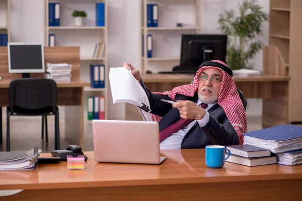 Empleado árabe de negocios sentado en el lugar de trabajo —  Fotos de Stock