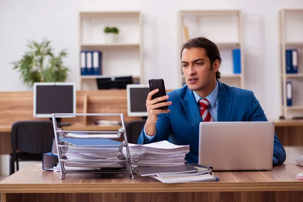 Ofiste çalışan genç bir erkek.