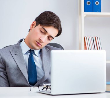 Ofiste çalışan mutsuz iş adamı