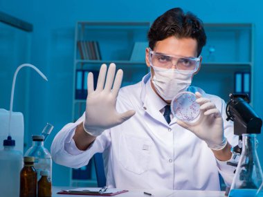 Kimya asistanı kimya laboratuvarında çalışıyor.