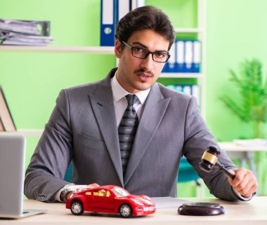 Genç ve yakışıklı avukat ofiste çalışıyor.