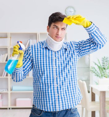 Ev idaresi konseptinde boyun ve jürinin olmadığı bir adam.