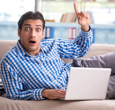 Bilgisayarlı beyaz öğrenci üniversite sınavlarına hazırlanıyor.