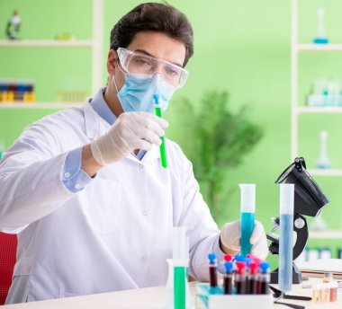 Laboratuvarda çalışan bir kimyager.