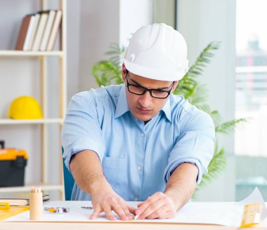 İnşaat mühendisi yeni proje üzerinde çalışıyor