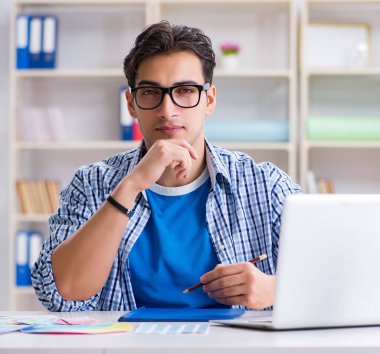 Genç tasarımcı yeni proje üzerinde çalışıyor ve renkleri seçiyor