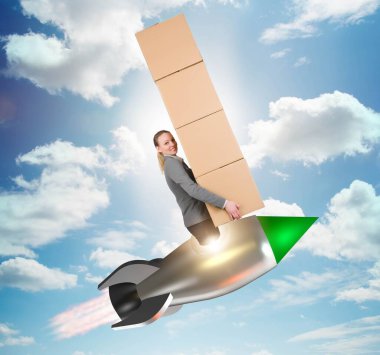 Kadın roket uçuruyor ve kutuları teslim ediyor.