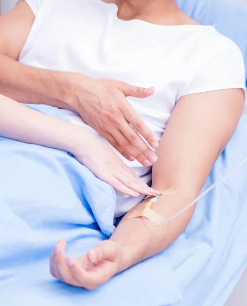 Mujer médico examinando paciente masculino en el hospital — Foto de Stock