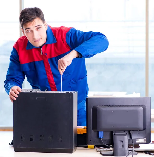 Computer repairman specialist repairing computer desktop — Stock Photo, Image