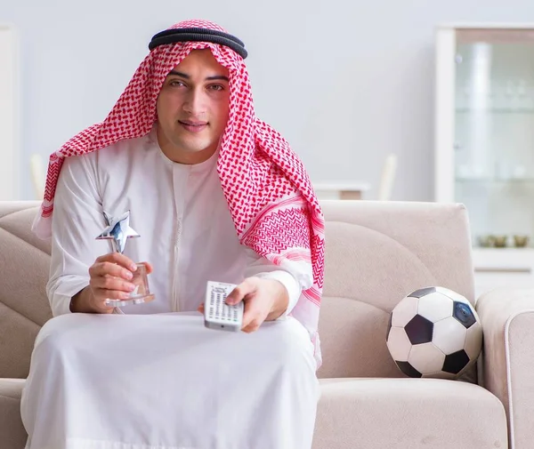 Árabe hombre viendo deporte fútbol en tv — Foto de Stock