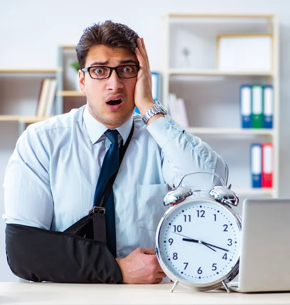 Empresario con brazo roto trabajando en la oficina — Foto de Stock