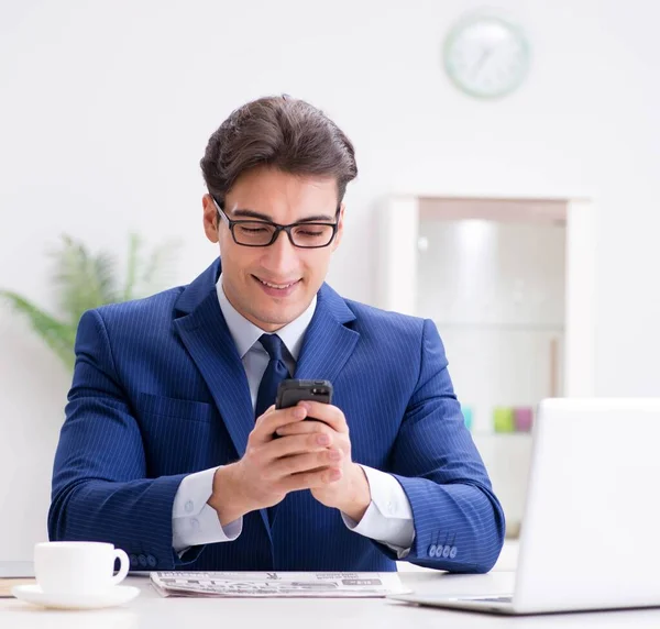 Employé d'affaires parlant sur le téléphone de bureau — Photo