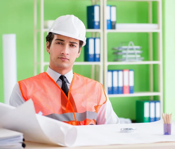 Hombre arquitecto trabajando en el proyecto — Foto de Stock