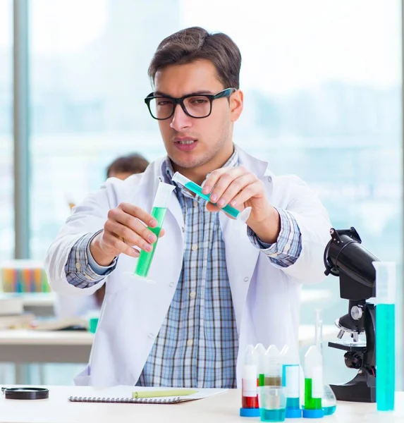 Dois químicos que trabalham em laboratório experimentando — Fotografia de Stock