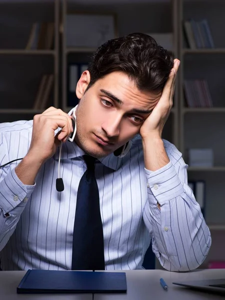 Müder und erschöpfter Helpdesk-Mitarbeiter während der Nachtschicht — Stockfoto