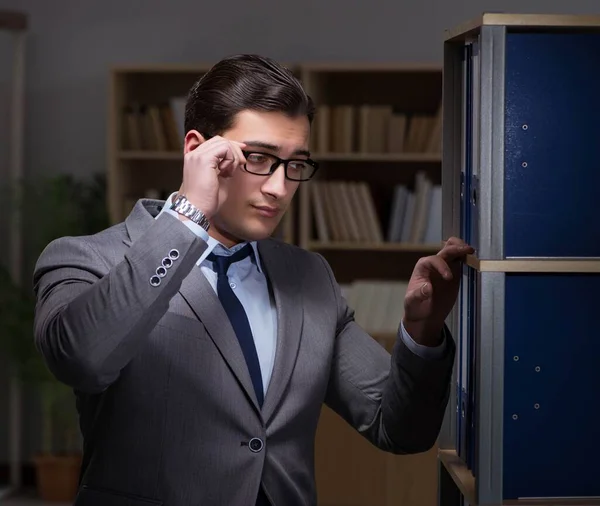 Geschäftsmann arbeitet zu später Stunde im Büro — Stockfoto