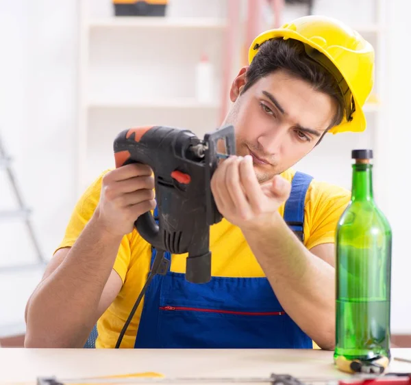 Drunk engineer working in the workshop — Stock Photo, Image