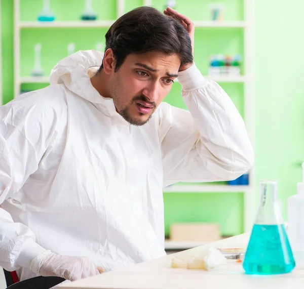 Chemik pracujący w laboratorium nad nowym eksperymentem — Zdjęcie stockowe