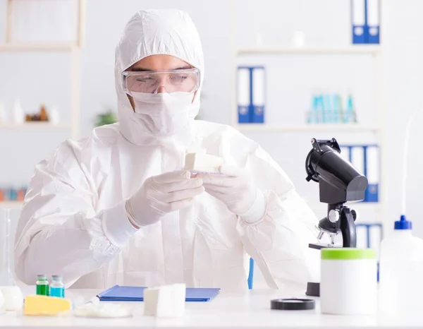 Scienziato alimentare testare roba nuova in laboratorio — Foto Stock