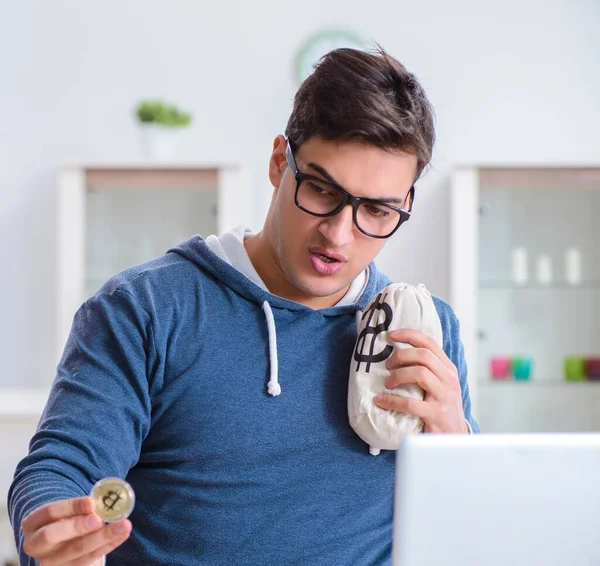 Homem jovem mineração bitcoins em casa — Fotografia de Stock