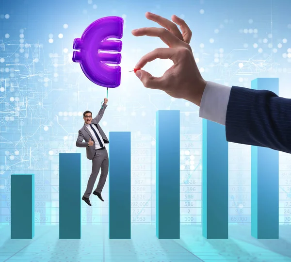 Geschäftsmann fliegt mit aufblasbarem Ballon auf Euro-Zeichen — Stockfoto