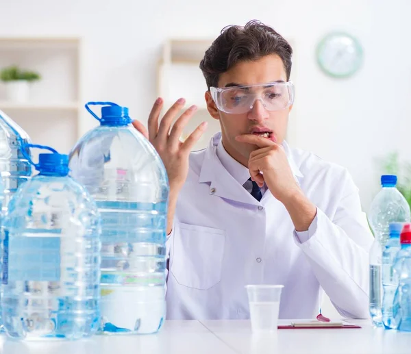 Assistant de laboratoire tester la qualité de l'eau — Photo